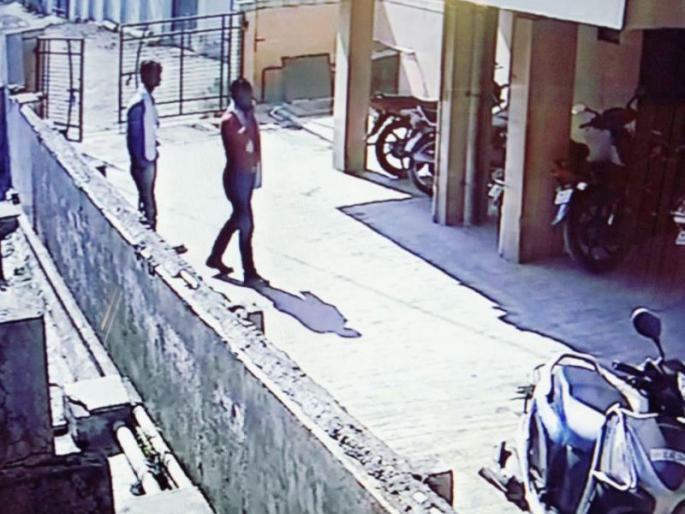 Custody of two thieves caught in Dhule | धुळ्यात सीसीटीव्हीत झाले दोन चोरटे कैद Custody of two thieves caught in Dhule | धुळ्यात सीसीटीव्हीत झाले दोन चोरटे कैद