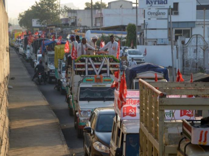 Farmers going to Delhi for agitation are warmly welcomed in Dhule, stay in Shirpur | आंदोलनासाठी दिल्लीला जाणाऱ्या शेतकऱ्यांचे धुळ्यात जोरदार स्वागत, शिरपूरला मुक्काम