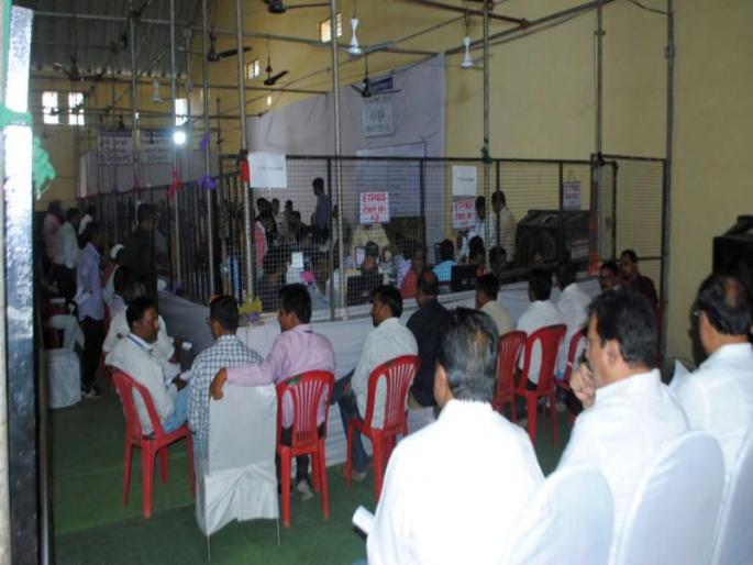 Subhash Bhamre leads the first round of the counting of votes | मतमोजणीच्या पहिल्या फेरीत सुभाष भामरे आघाडीवर