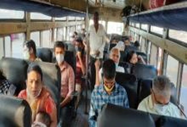 In rural areas without a mask | ग्रामीण भागात विनामास्क वावर In rural areas without a mask | ग्रामीण भागात विनामास्क वावर