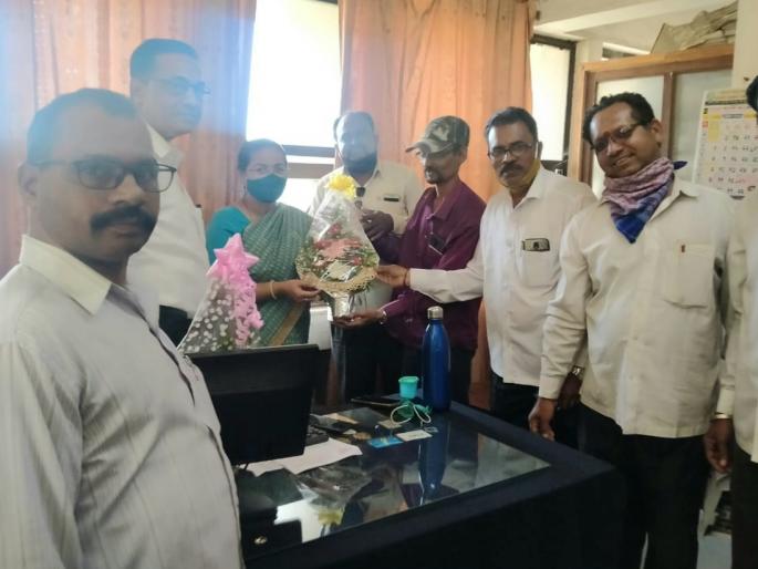 Registration of construction workers begins in Dindori | दिंडोरीत बांधकाम कामगारांच्या नोंदणीला सुरुवात Registration of construction workers begins in Dindori | दिंडोरीत बांधकाम कामगारांच्या नोंदणीला सुरुवात