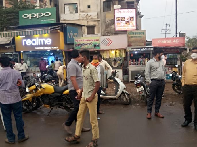 Hit those who don't wear masks in Dindori city | दिंडोरी शहरात मास्क न वापरणाऱ्यांना दणका Hit those who don't wear masks in Dindori city | दिंडोरी शहरात मास्क न वापरणाऱ्यांना दणका