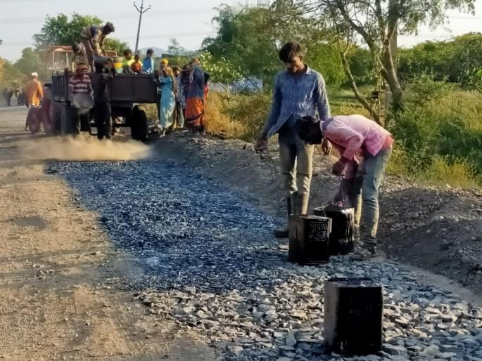 Road repair work in Dindori finally started | दिंडोरीतील रस्ता दुरुस्तीचे अखेर काम सुरू Road repair work in Dindori finally started | दिंडोरीतील रस्ता दुरुस्तीचे अखेर काम सुरू