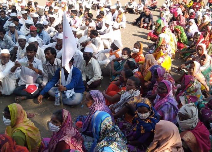 Hundreds of farmers march from Nashik to Mumbai | नाशिकमधून शेकडो शेतकरी आंदोलकांचे मुंबईकडे कूच Hundreds of farmers march from Nashik to Mumbai | नाशिकमधून शेकडो शेतकरी आंदोलकांचे मुंबईकडे कूच