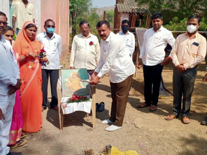 Gandole Dist. W. Greetings to Gadge Baba at school | गांडोळे जि. प. शाळेत गाडगेबाबांना अभिवादन