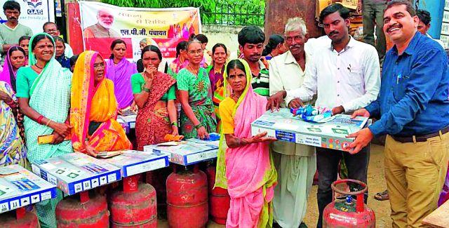 75 households smoke smoke free | ७५ घरांचा स्वयंपाक धूरमुक्त 75 households smoke smoke free | ७५ घरांचा स्वयंपाक धूरमुक्त