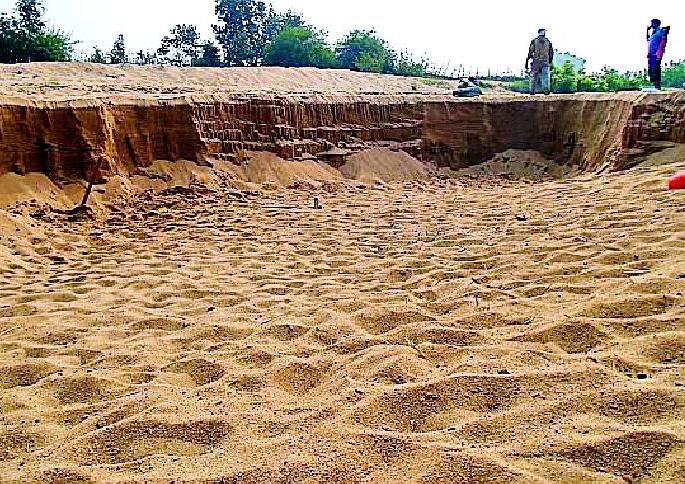 The river basin is widely known as the sand smuggling | नदीपात्रातून सर्रास होते रेती तस्करी The river basin is widely known as the sand smuggling | नदीपात्रातून सर्रास होते रेती तस्करी