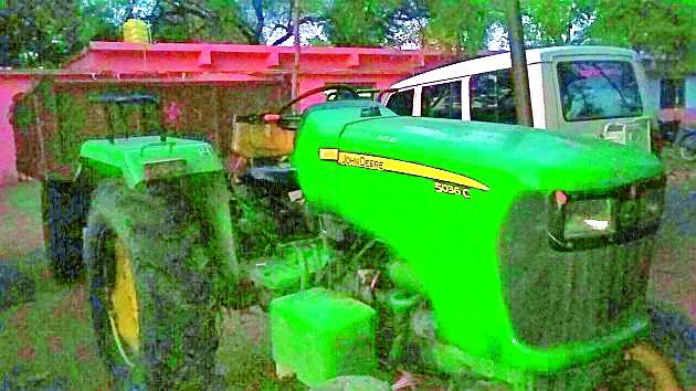 Smuggling tractor seized | तस्करीतील ट्रॅक्टर जप्त Smuggling tractor seized | तस्करीतील ट्रॅक्टर जप्त