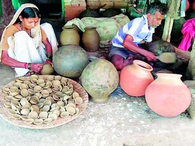 Accelerate the construction of the monastery | माठ तयार करण्याच्या कामाला वेग Accelerate the construction of the monastery | माठ तयार करण्याच्या कामाला वेग