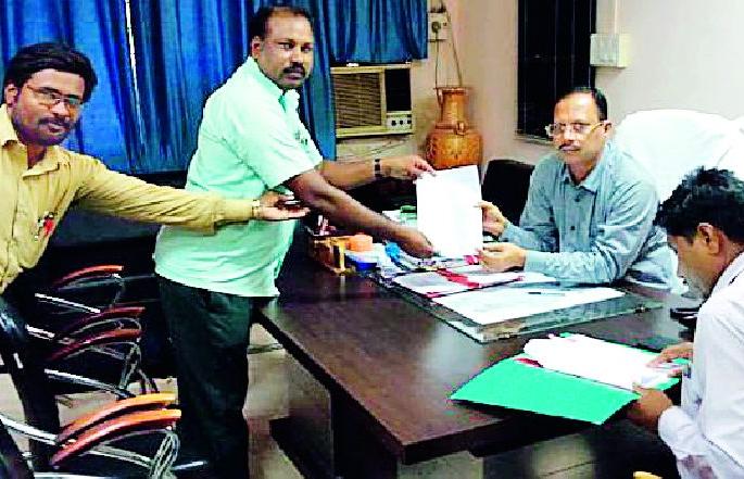 Justify the ambulance drivers | रूग्णवाहिका चालकांना न्याय द्या