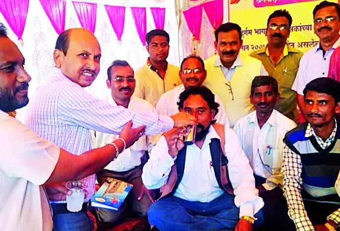 Behind teachers' movement | शिक्षकांचे आंदोलन मागे