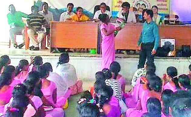 Employees' resolve to get rid of addiction | कर्मचाऱ्यांनी केला व्यसनमुक्तीचा संकल्प