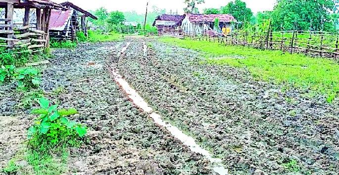 Waiting to be removed from the mud | चिखलातून काढावी लागते वाट