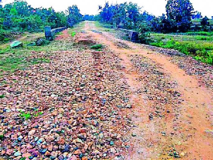 The old carriage road was 'Jaisi Tha' | पुराने वाहून गेलेला रस्ता ‘जैैसे थे’