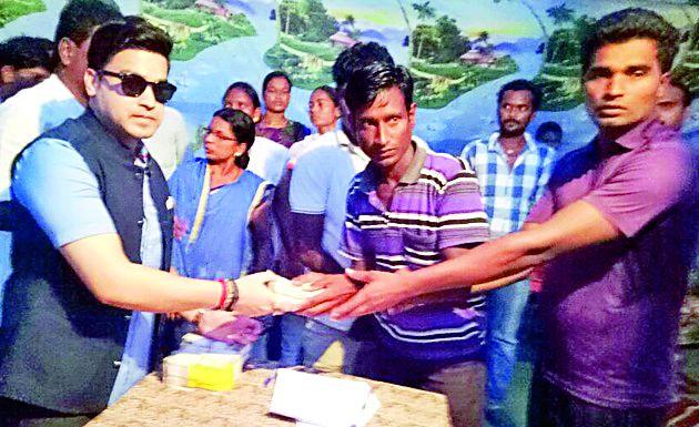 Finally, the contractor paid tribute workers to 'those' | अखेर ‘त्या’ तेंदूपत्ता मजुरांना कंत्राटदाराने दिली थकीत रक्कम