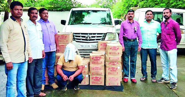 Three lakh liquor seized in Shivani | शिवणी येथे सापळा रचून तीन लाखांची दारू जप्त Three lakh liquor seized in Shivani | शिवणी येथे सापळा रचून तीन लाखांची दारू जप्त