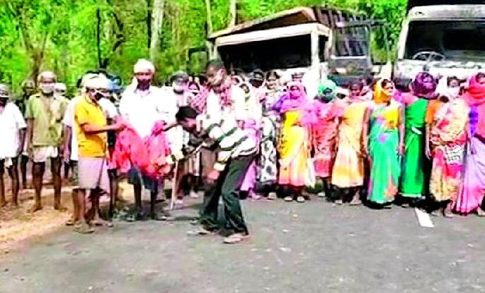 Naxals terrorize villagers | नक्षलवाद्यांनी दहशतीने केला गावकऱ्यांचा वापर Naxals terrorize villagers | नक्षलवाद्यांनी दहशतीने केला गावकऱ्यांचा वापर