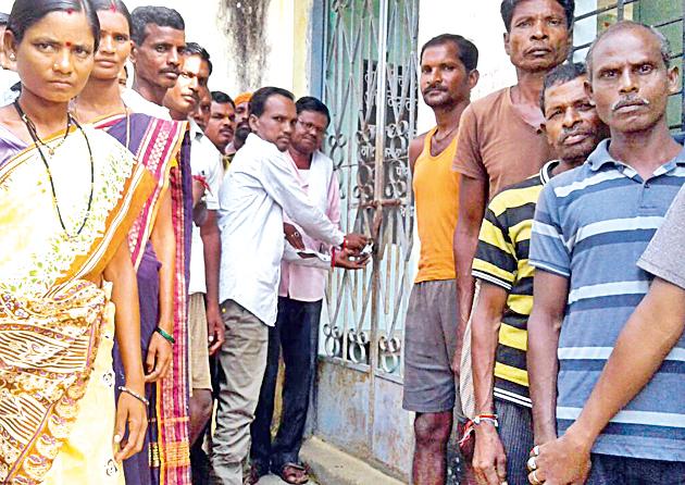 Locked to Yamele School | येमली शाळेला ठोकले कुलूप Locked to Yamele School | येमली शाळेला ठोकले कुलूप