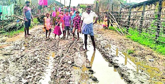 Mud empire on the streets | रस्त्यांवर चिखलाचे साम्राज्य Mud empire on the streets | रस्त्यांवर चिखलाचे साम्राज्य