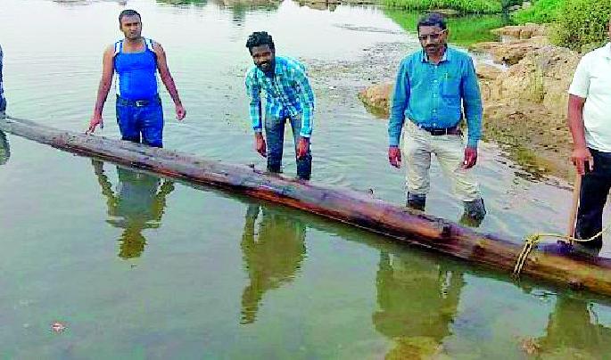 Shagwan smuggling from Pranhita river | प्राणहिता नदीतून सागवान तस्करी Shagwan smuggling from Pranhita river | प्राणहिता नदीतून सागवान तस्करी
