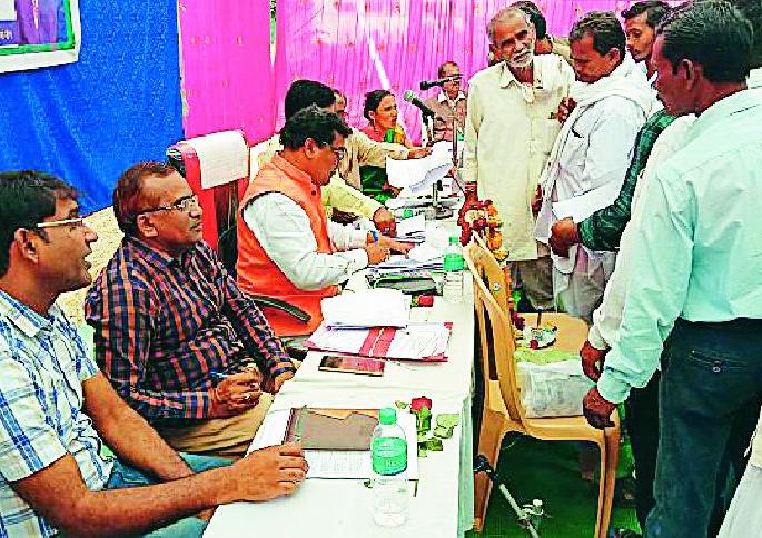 Rain of complaints in the public court | जनता दरबारात तक्रारींचा पाऊस Rain of complaints in the public court | जनता दरबारात तक्रारींचा पाऊस