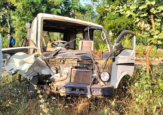 Students' vehicle hit by car; 13 children were injured, some minor and five seriously | विद्यार्थ्यांच्या वाहनाला कारची जबर धडक; १३ मुले जखमी, काही किरकोळ तर पाच गंभीर