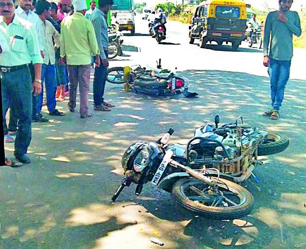 The bikes hit the front | दुचाकींची समारोसमोर धडक
