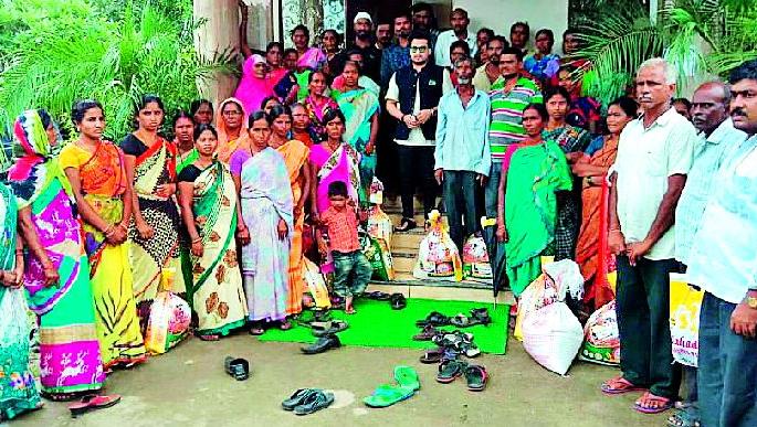 Distribution of food grains to the flood affected people by the Guardian Minister | पूरग्रस्तांना पालकमंत्र्यांकडून अन्नधान्याचे वाटप
