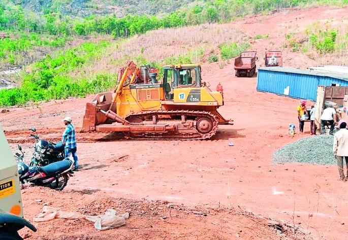 Excavation of Lahkhanija at Surjagad without police protection | पाेलीस सुरक्षेविना सुरजागड येथे लाेहखनिजाचे खाेदकाम