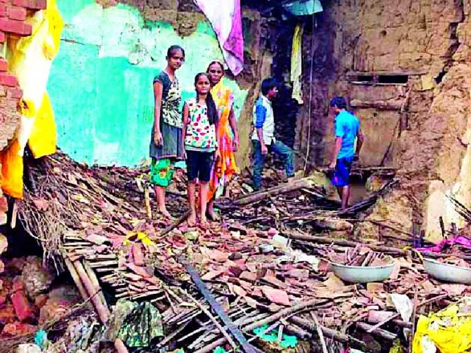 The house collapsed due to the rain | पावसामुळे घर कोसळले The house collapsed due to the rain | पावसामुळे घर कोसळले