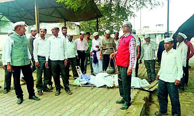Symbolic end | तिरोड्यात काढली शासनाची प्रतिकात्मक अंत्ययात्रा Symbolic end | तिरोड्यात काढली शासनाची प्रतिकात्मक अंत्ययात्रा