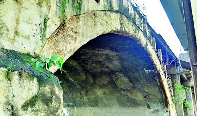 Old Flight Pool Transportation Danger | जुना उड्डाण पूल वाहतुकीस डेंजर