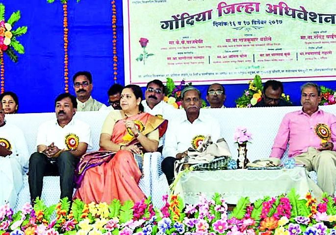 Attempt to solve teacher problems | शिक्षकांच्या समस्या सोडविण्यासाठी प्रयत्नशील Attempt to solve teacher problems | शिक्षकांच्या समस्या सोडविण्यासाठी प्रयत्नशील