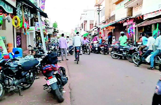 Curfew at Navegaonbandh | नवेगावबांध येथे संचारबंदीचा फज्जा Curfew at Navegaonbandh | नवेगावबांध येथे संचारबंदीचा फज्जा
