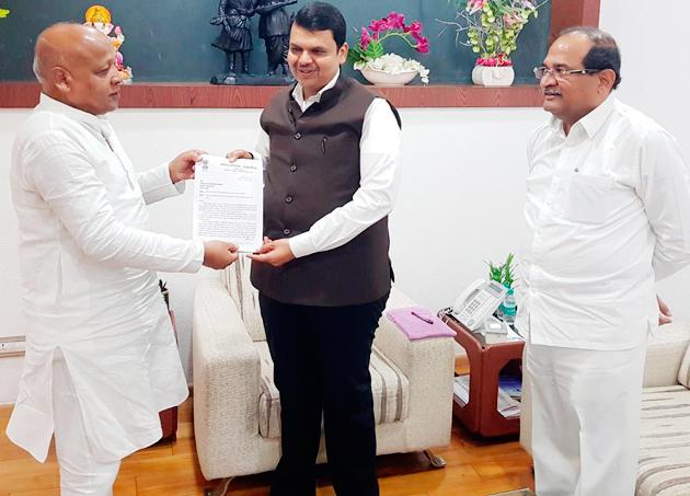 Give financial assistance of Rs. 35000 per hectare to the farmers | शेतकºयांना हेक्टरी ३५ हजार रुपयांची आर्थिक मदत द्या Give financial assistance of Rs. 35000 per hectare to the farmers | शेतकºयांना हेक्टरी ३५ हजार रुपयांची आर्थिक मदत द्या