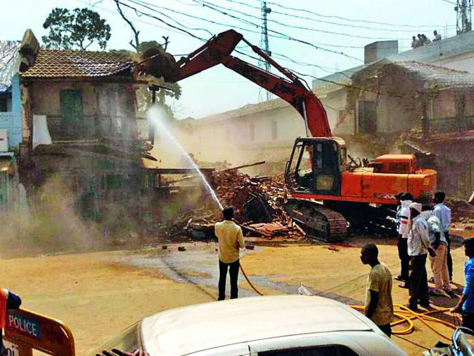 After all, a dilapidated building of Bidi factory collapsed | अखेर बिडी कारखान्याची जीर्ण इमारत जमीनदोस्त After all, a dilapidated building of Bidi factory collapsed | अखेर बिडी कारखान्याची जीर्ण इमारत जमीनदोस्त