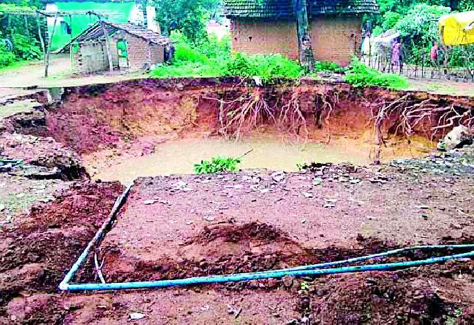 Repair of well-drained wells | भूस्खलन झालेल्या विहिरीच्या डागडुजीचा पेच Repair of well-drained wells | भूस्खलन झालेल्या विहिरीच्या डागडुजीचा पेच