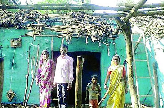 The house fire due to the shot circuit | शॉट सर्किटमुळे लागली घराला आग The house fire due to the shot circuit | शॉट सर्किटमुळे लागली घराला आग