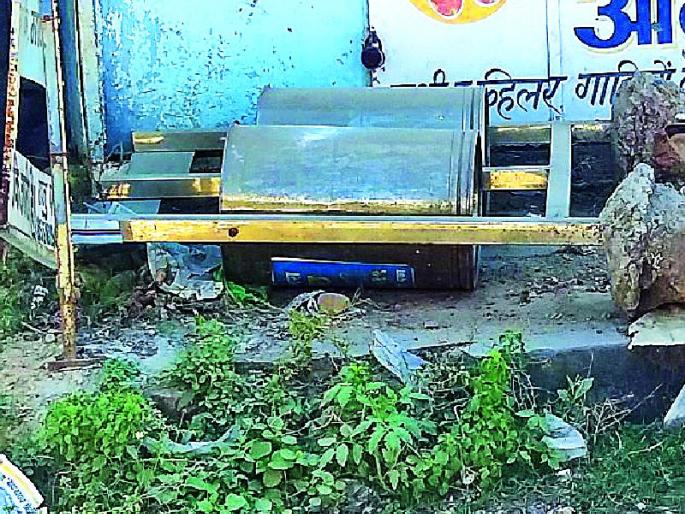 28 lakhs of steel trash in the trash | २८ लाखांच्या स्टील कचराकुंड्या कचऱ्यात 28 lakhs of steel trash in the trash | २८ लाखांच्या स्टील कचराकुंड्या कचऱ्यात