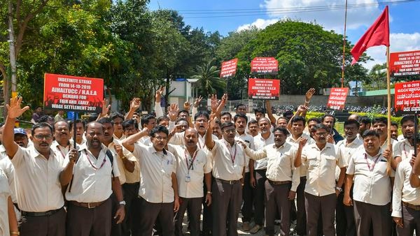 HAL Samprasani MLAs Discuss in Defense Ministry | एचएएल संपप्रश्नी आमदारद्वयींची संरक्षण मंत्रालयात चर्चा HAL Samprasani MLAs Discuss in Defense Ministry | एचएएल संपप्रश्नी आमदारद्वयींची संरक्षण मंत्रालयात चर्चा