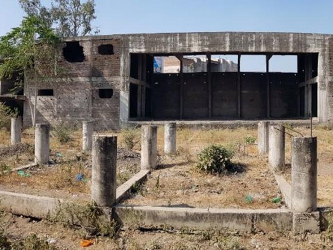 Deposit in the theater in the city of Hingoli | हिंगोली शहरातील नाट्यगृह हरवल्यात जमा Deposit in the theater in the city of Hingoli | हिंगोली शहरातील नाट्यगृह हरवल्यात जमा