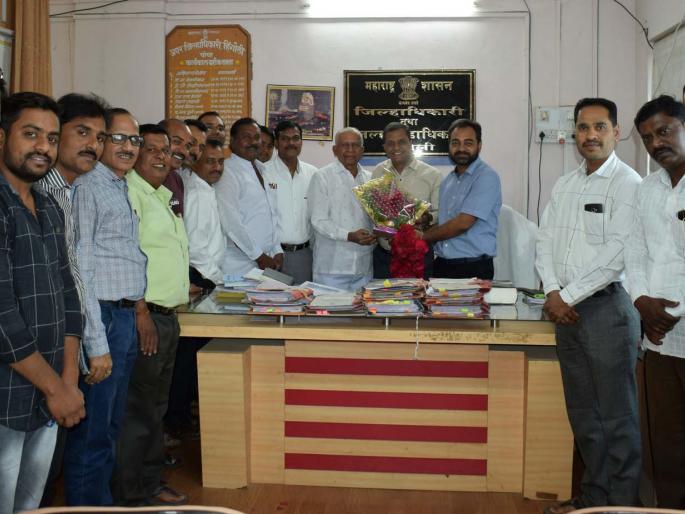 Hingoli district collectors felicitate | हिंगोलीत जिल्हाधिकाऱ्यांचा सत्कार Hingoli district collectors felicitate | हिंगोलीत जिल्हाधिकाऱ्यांचा सत्कार