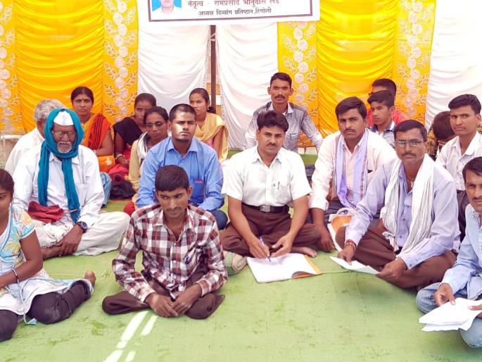 Hingoliite Divyanang's Bombay Babon movement | हिंगोलीत दिव्यांगांचे बोंबाबोंब आंदोलन Hingoliite Divyanang's Bombay Babon movement | हिंगोलीत दिव्यांगांचे बोंबाबोंब आंदोलन