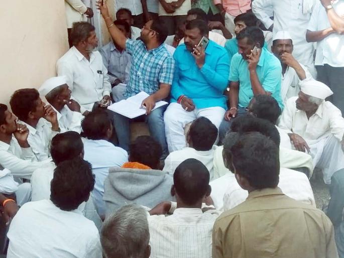 Farmers' attack on the office | कार्यालयावर शेतकऱ्यांचा हल्लाबोल Farmers' attack on the office | कार्यालयावर शेतकऱ्यांचा हल्लाबोल