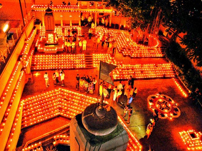 Hundreds of lights lit in the light of Indraqund | शेकडो दिव्यांनी उजळले इंद्रकुंड Hundreds of lights lit in the light of Indraqund | शेकडो दिव्यांनी उजळले इंद्रकुंड