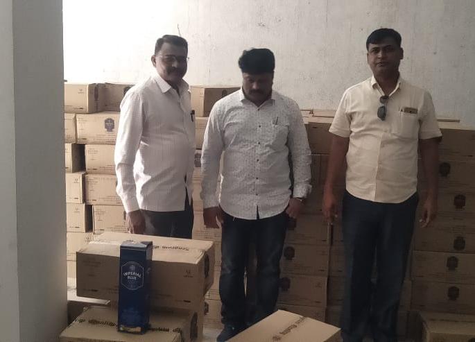 A truck with Rs 82 lakh worth of foreign liquor was seized in January | जानोरीत ८२ लाखांच्या विदेशी मद्यासह ट्रक हस्तगत