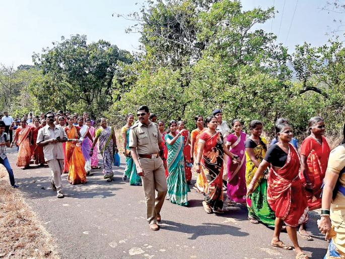 Phansgaon women rally for drunkenness | फणसगावच्या महिलांची दारूबंदीसाठी रॅली Phansgaon women rally for drunkenness | फणसगावच्या महिलांची दारूबंदीसाठी रॅली
