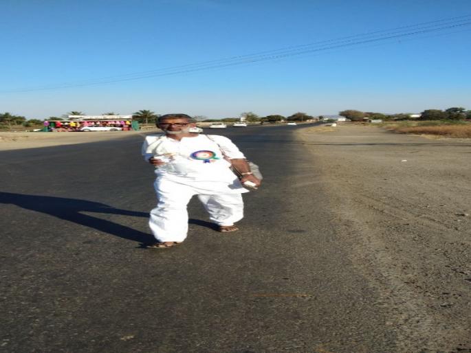 walking Travel from Baramati to Mumbai : Unique movement of ST worker | बारामती ते मुंबई पायी प्रवास : एसटी कामगाराचे अनोखे आंदोलन