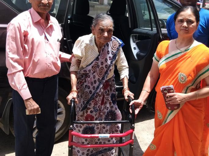 Many people have to stay away from voting | अनेकांना राहावे लागले मतदानापासून वंचित