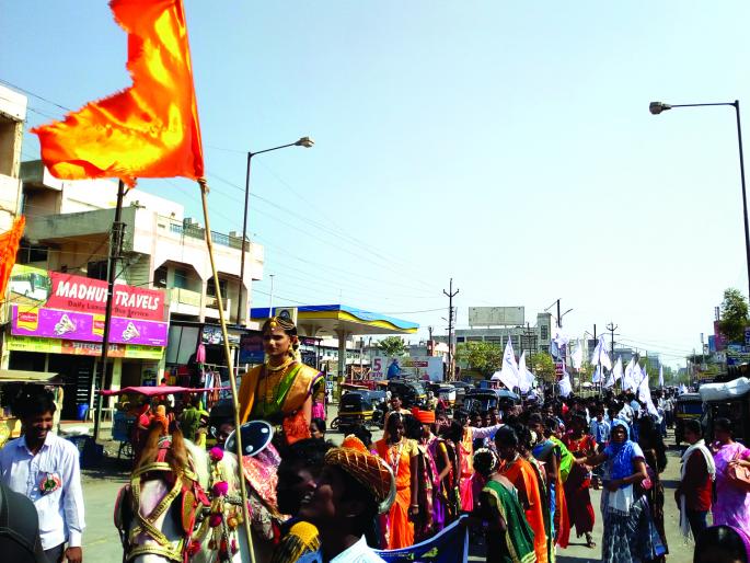 Jijazasaheb's attention was drawn in the book | ग्रंथ दिंडीत जिजाऊसाहेबांनी वेधले लक्ष